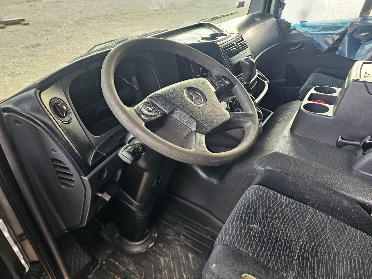 MERCEDES-BENZ ATEGO MP4 EURO 6 / DASHBOARD - RHD to LHD SWITCH SET - لوحة القيادة: صورة 2 MERCEDES-BENZ ATEGO MP4 EURO 6 / DASHBOARD - RHD to LHD SWITCH SET - لوحة القيادة: صورة 2