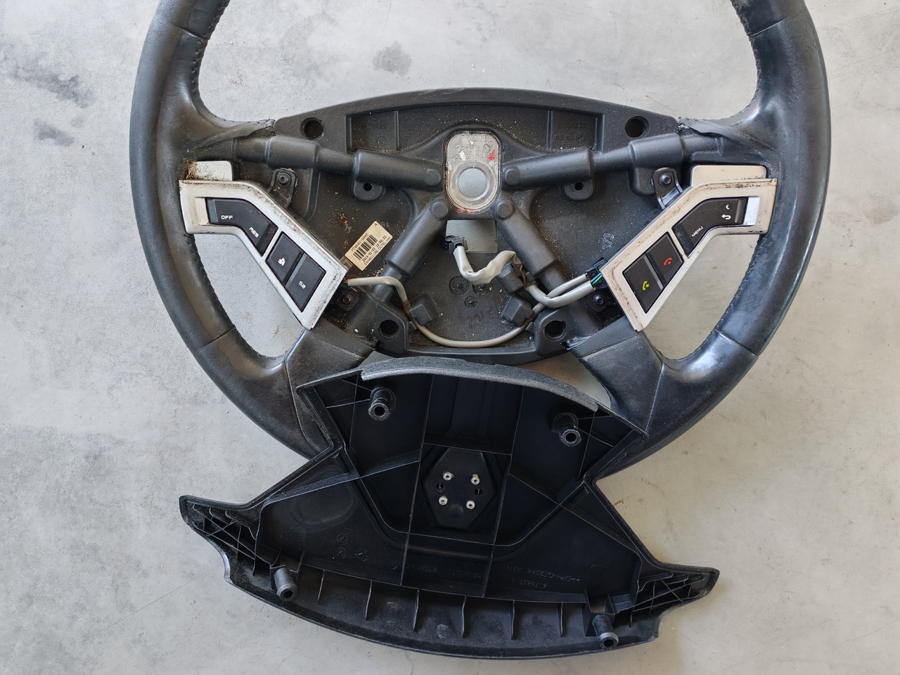RENAULT RANGE T / STEERING WHEEL / 7484519945 - عجلة القيادة: صورة 2 RENAULT RANGE T / STEERING WHEEL / 7484519945 - عجلة القيادة: صورة 2