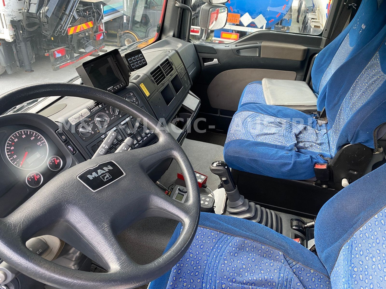 MAN 33.440 6x6 KRAN PM27 und Frontseilwinde 60lm - شاحنات مسطحة, شاحنة كرين: صورة 3 MAN 33.440 6x6 KRAN PM27 und Frontseilwinde 60lm - شاحنات مسطحة, شاحنة كرين: صورة 3