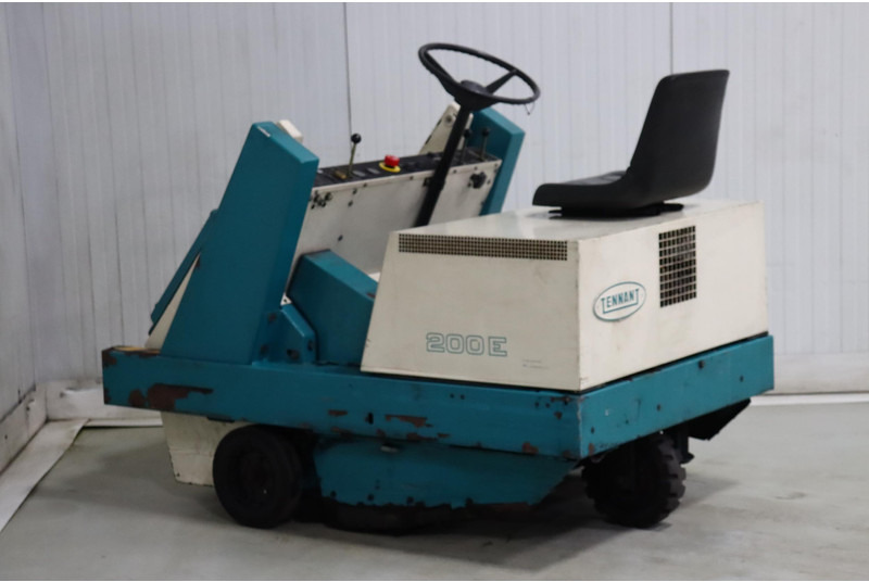 TENNANT 200E - سياره كنس شوارع: صورة 4 TENNANT 200E - سياره كنس شوارع: صورة 4