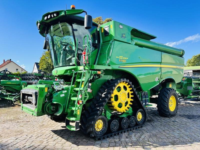 John Deere S790 - حصادة موحَّدة: صورة 1 John Deere S790 - حصادة موحَّدة: صورة 1