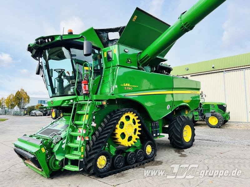 John Deere S790 - حصادة موحَّدة: صورة 2 John Deere S790 - حصادة موحَّدة: صورة 2