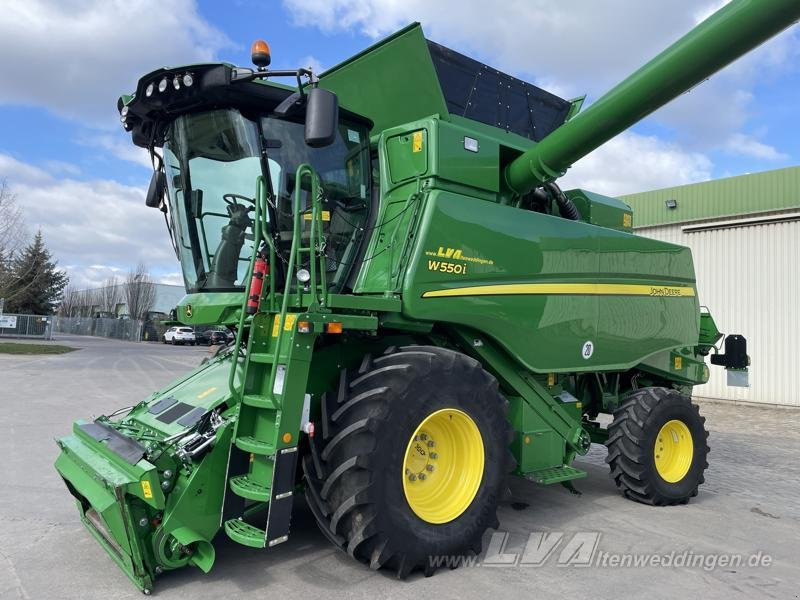 John Deere W550 - حصادة موحَّدة: صورة 1 John Deere W550 - حصادة موحَّدة: صورة 1