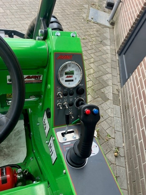 AVANT 423 TDL miniloader - لودر مفصلي صغير: صورة 4 AVANT 423 TDL miniloader - لودر مفصلي صغير: صورة 4