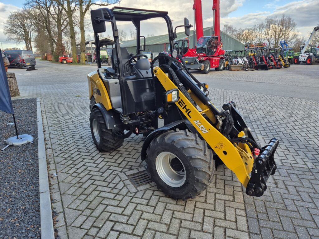 GEHL AL330 loader - لودر مفصلي صغير: صورة 5 GEHL AL330 loader - لودر مفصلي صغير: صورة 5