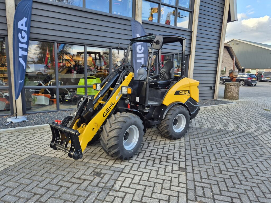 GEHL AL330 loader - لودر مفصلي صغير: صورة 2 GEHL AL330 loader - لودر مفصلي صغير: صورة 2