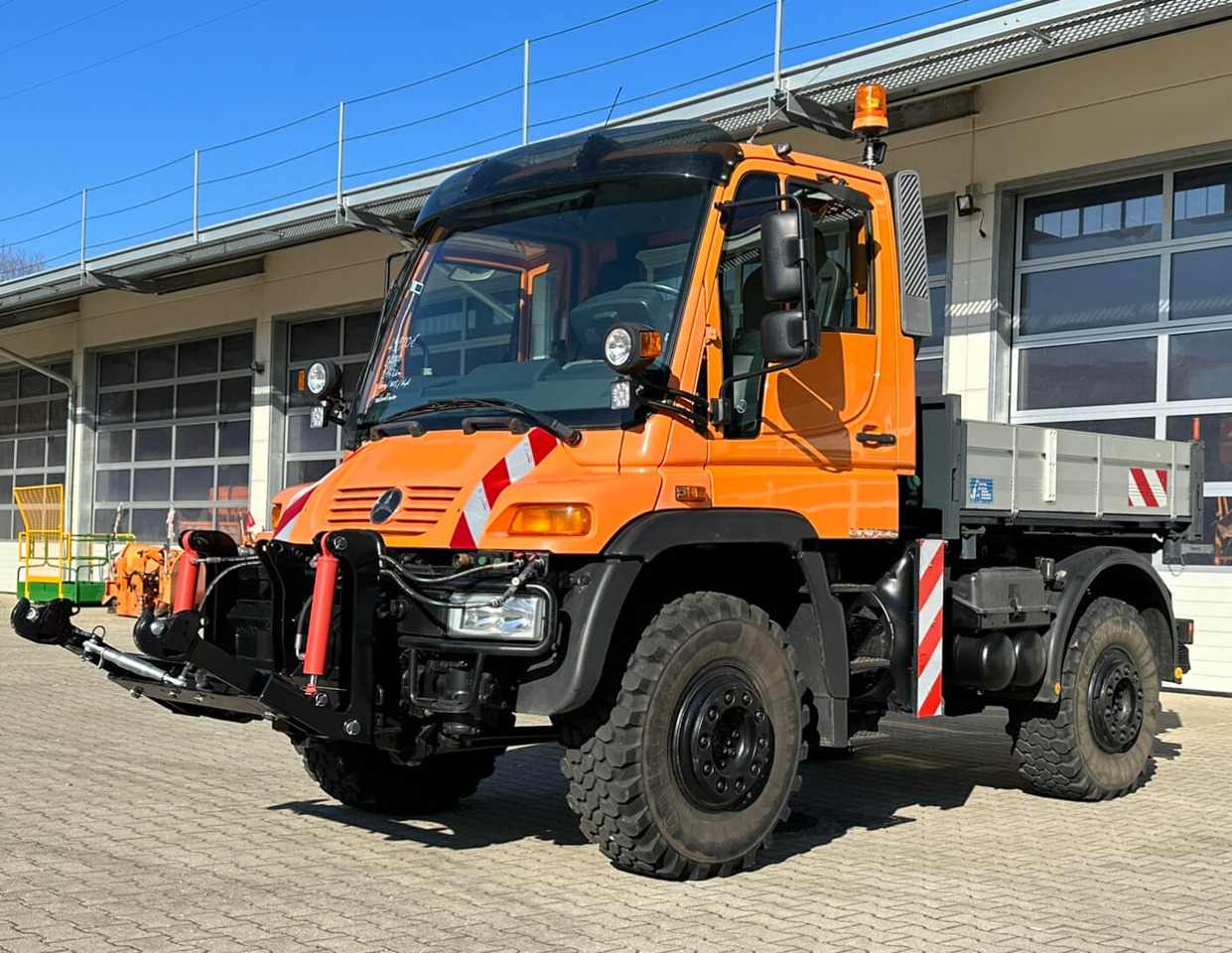Unimog 400 - U400 405 02734 mit Heckkraftheber Mer - شاحنة قلاب: صورة 1 Unimog 400 - U400 405 02734 mit Heckkraftheber Mer - شاحنة قلاب: صورة 1