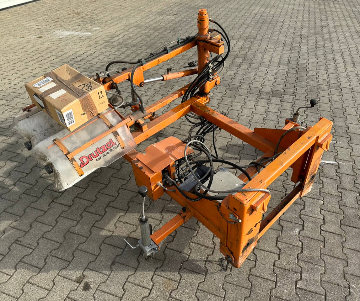 Unimog Leitpfostenwaschgerät Drutzel LWG-U-300 - مكنسة: صورة 1 Unimog Leitpfostenwaschgerät Drutzel LWG-U-300 - مكنسة: صورة 1