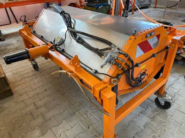 Unimog Tunnelwaschbürste Dücker TWA18/1 - مكنسة: صورة 1 Unimog Tunnelwaschbürste Dücker TWA18/1 - مكنسة: صورة 1