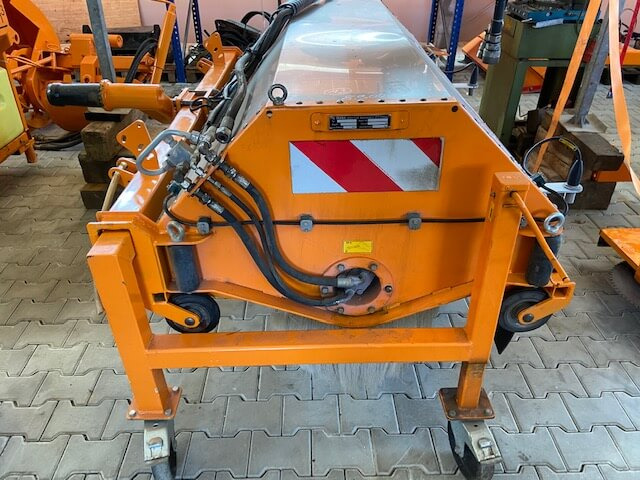 Unimog Tunnelwaschbürste Dücker TWA18/1 - مكنسة: صورة 2 Unimog Tunnelwaschbürste Dücker TWA18/1 - مكنسة: صورة 2
