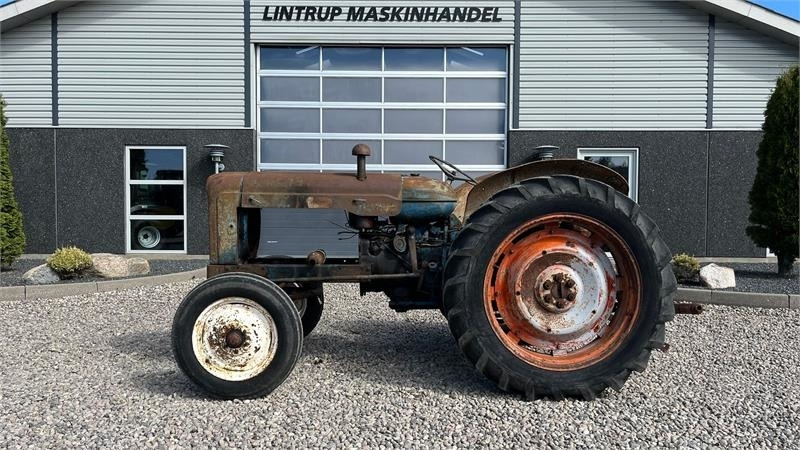 Fordson Major Motoren mangler, men mange god dele. - جرار: صورة 1 Fordson Major Motoren mangler, men mange god dele. - جرار: صورة 1