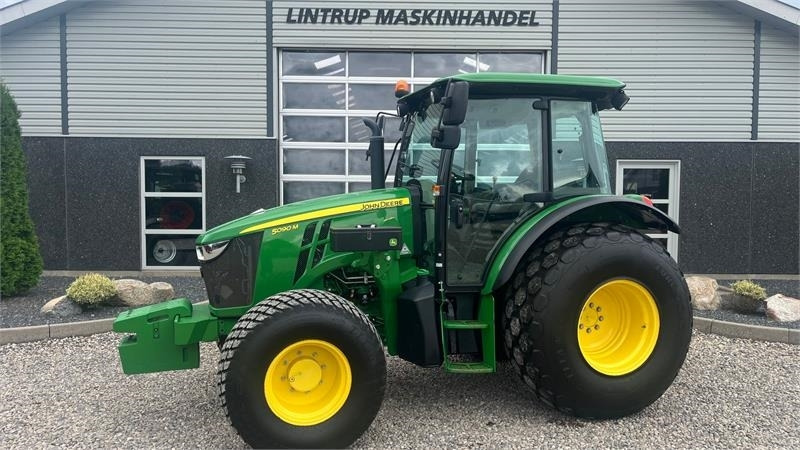 John Deere 5090 M Med græsdæk - جرار: صورة 1 John Deere 5090 M Med græsdæk - جرار: صورة 1