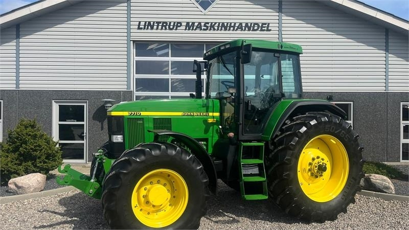 John Deere 7710 8.1L motor, store hjul og frontlift. En ejere - جرار: صورة 1 John Deere 7710 8.1L motor, store hjul og frontlift. En ejere - جرار: صورة 1