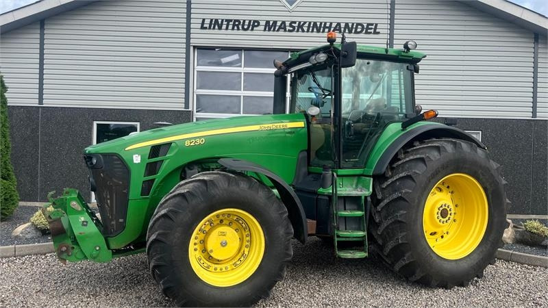 John Deere 8230 Med frontlift - جرار: صورة 1 John Deere 8230 Med frontlift - جرار: صورة 1