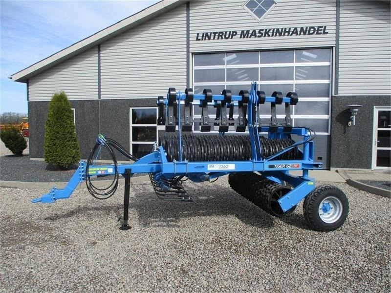 Namyslo Tiger 620 med hydraulisk lammelplanke / plannerpla - اسطوانة المزرعة: صورة 2 Namyslo Tiger 620 med hydraulisk lammelplanke / plannerpla - اسطوانة المزرعة: صورة 2