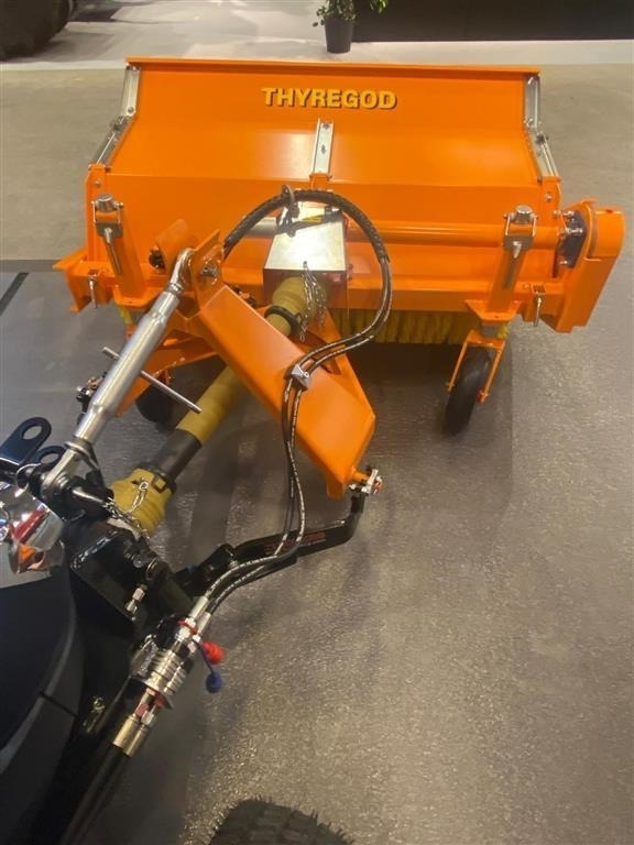 Solis H26 HST SnowEdition med Thyregod TK 1600 kost på - جرار: صورة 5 Solis H26 HST SnowEdition med Thyregod TK 1600 kost på - جرار: صورة 5