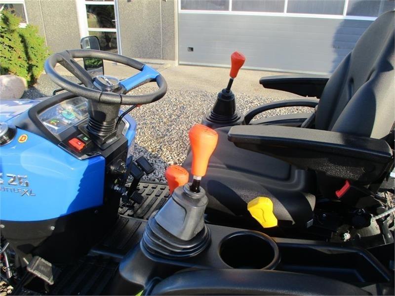 Solis S26 Shuttle XL 9+9 med store brede Turf hjul på ti - جرار: صورة 4 Solis S26 Shuttle XL 9+9 med store brede Turf hjul på ti - جرار: صورة 4