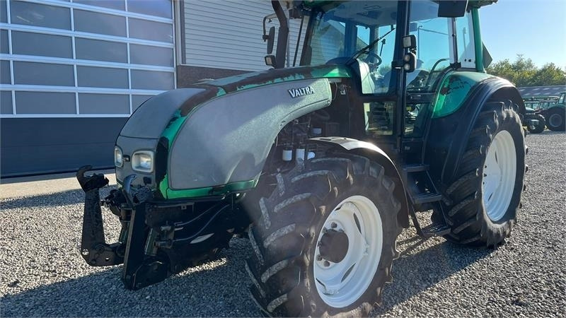 Valtra T130 med 3.5ton frontlift - جرار: صورة 3 Valtra T130 med 3.5ton frontlift - جرار: صورة 3
