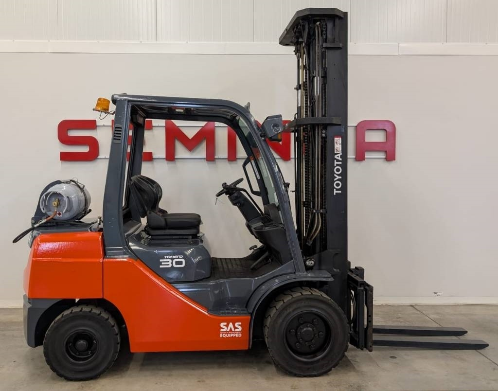 Toyota 10787 - 02-8FGF30 - رافعة شوكية تعمل بالغاز: صورة 2 Toyota 10787 - 02-8FGF30 - رافعة شوكية تعمل بالغاز: صورة 2
