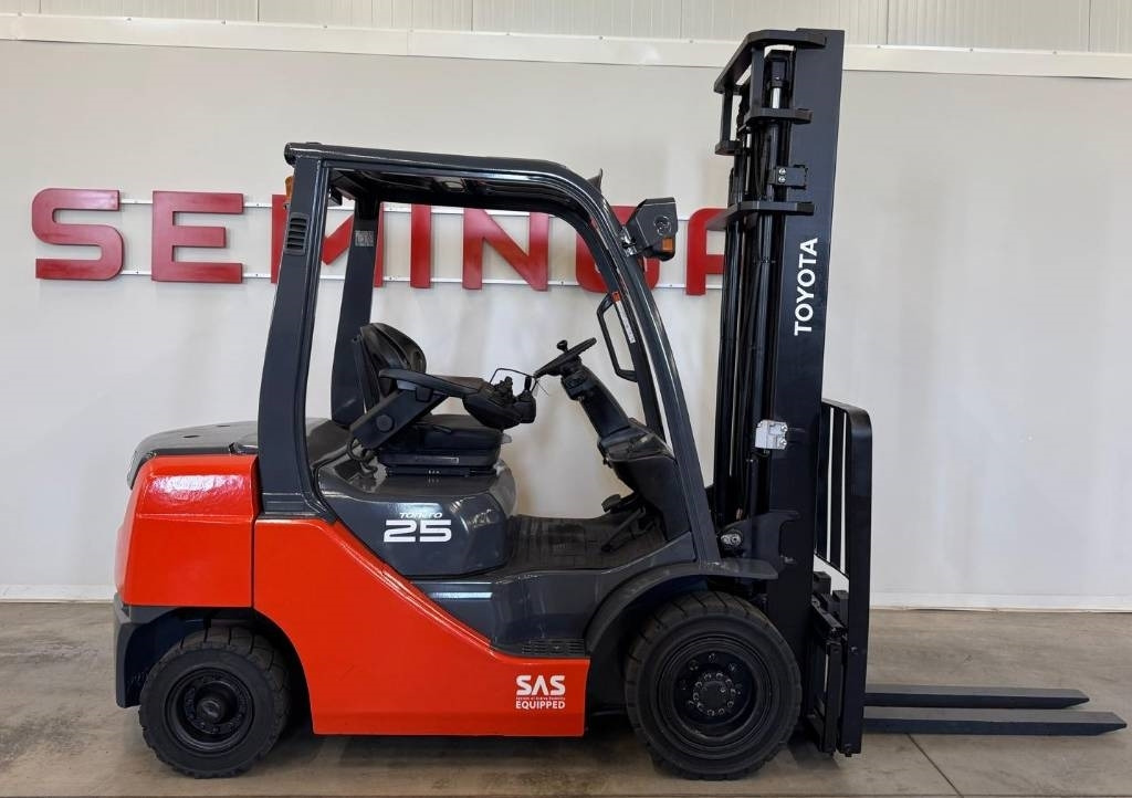 Toyota 10811 06-8FD25F - رافعة شوكية ديزل: صورة 2 Toyota 10811 06-8FD25F - رافعة شوكية ديزل: صورة 2
