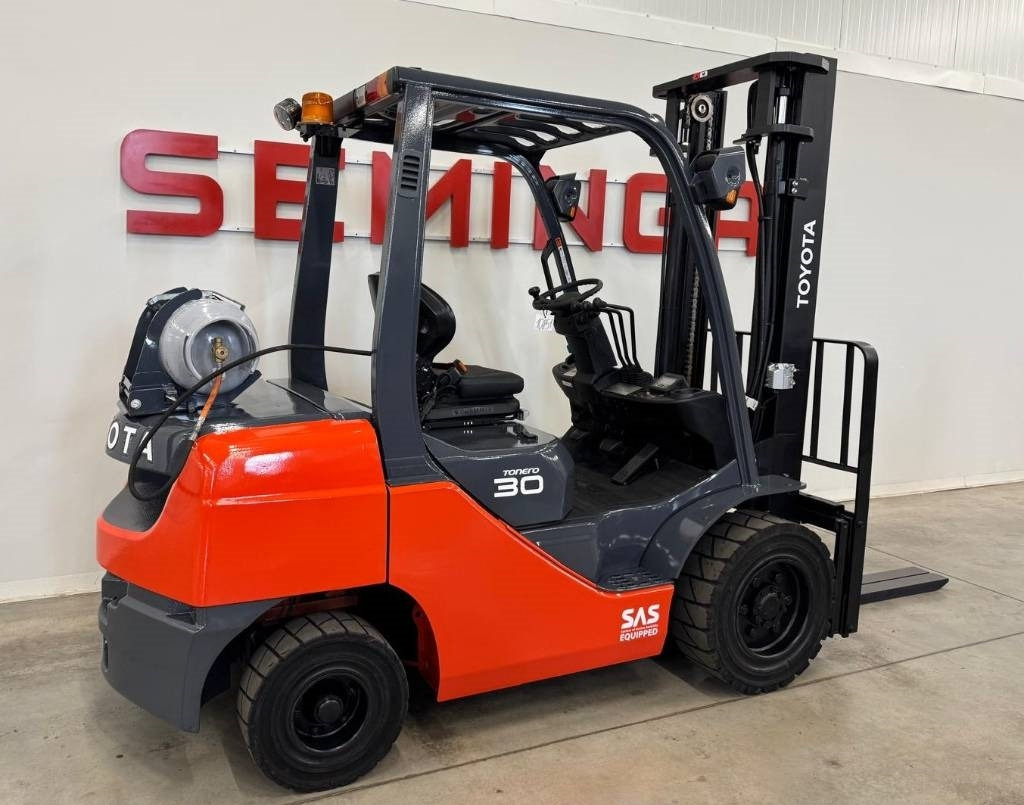 Toyota 10851 - 8FGF30 - رافعة شوكية تعمل بالغاز: صورة 3 Toyota 10851 - 8FGF30 - رافعة شوكية تعمل بالغاز: صورة 3