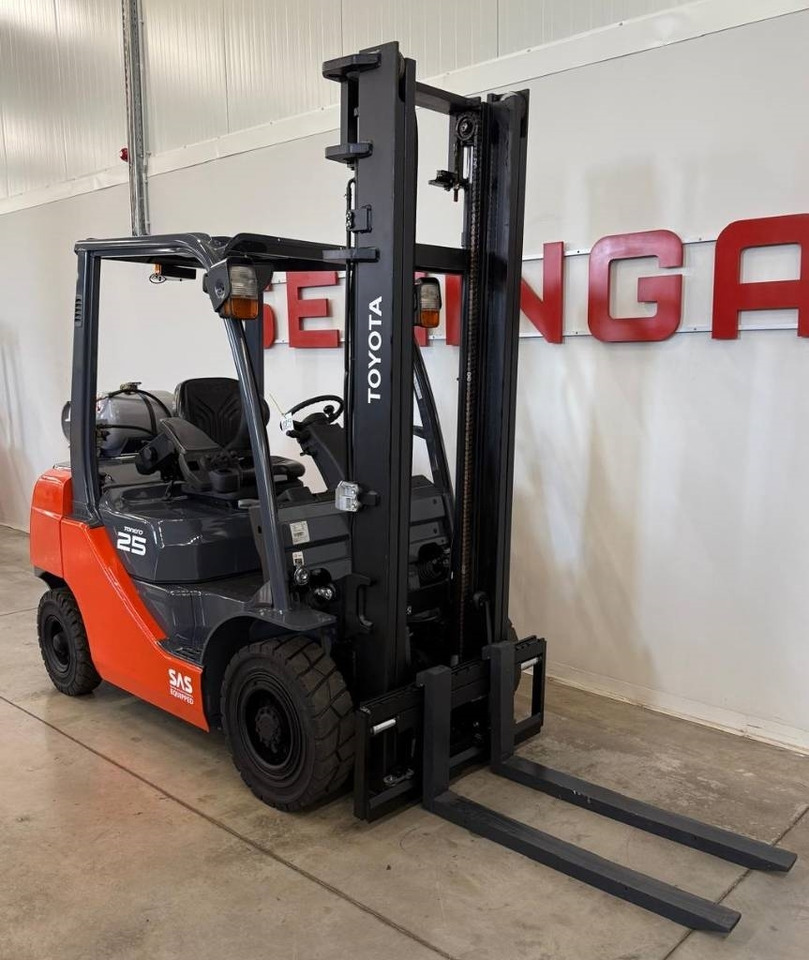 Toyota 10859 - 02-8FGF25 - رافعة شوكية تعمل بالغاز: صورة 4 Toyota 10859 - 02-8FGF25 - رافعة شوكية تعمل بالغاز: صورة 4