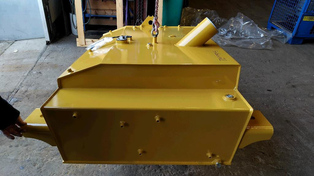 Caterpillar 4362430 - خزان الوقود - آلات البناء: صورة 1 Caterpillar 4362430 - خزان الوقود - آلات البناء: صورة 1