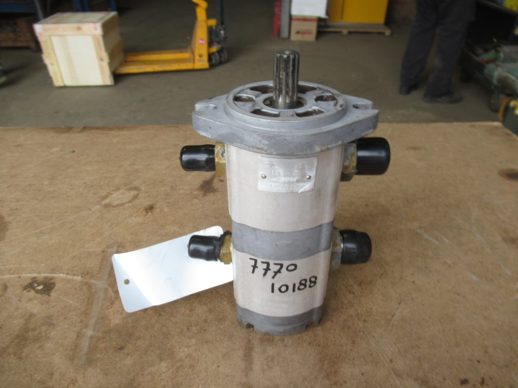 Hitachi 9218031 - - مضخة المقود - آلات البناء: صورة 1 Hitachi 9218031 - - مضخة المقود - آلات البناء: صورة 1