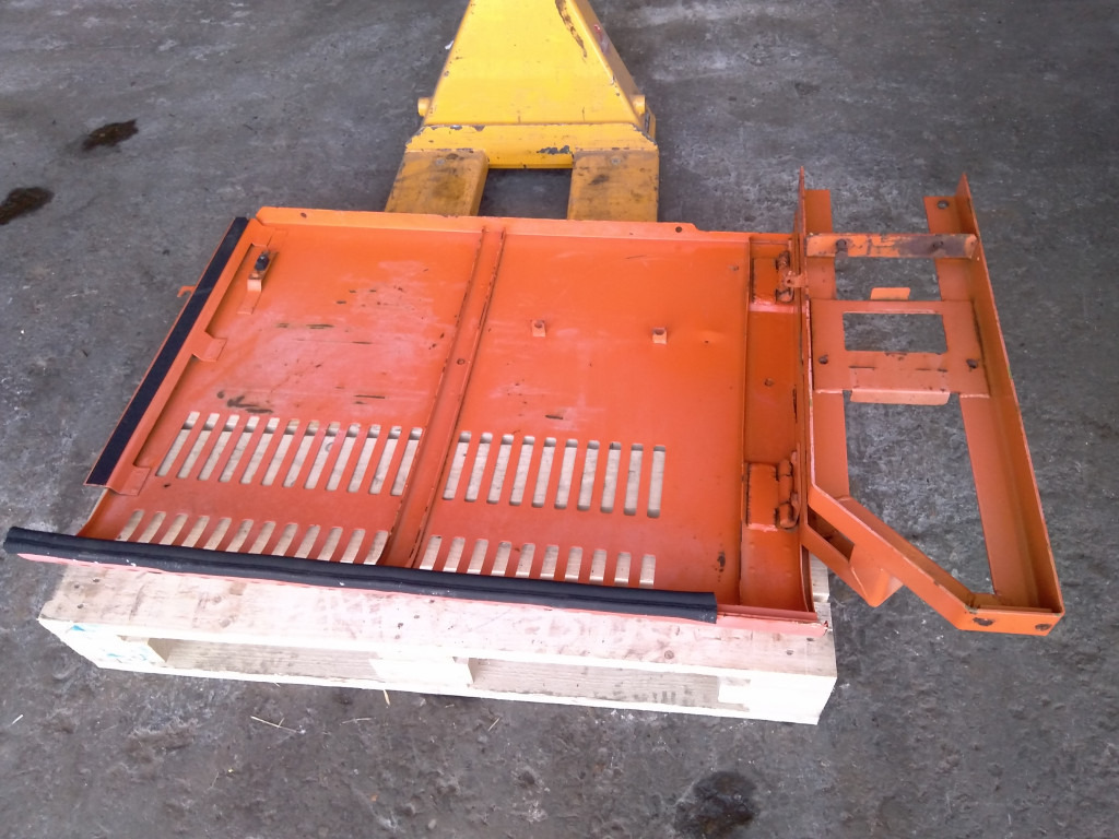 Hitachi EX215 - - باب و قطع الغيار - آلات البناء: صورة 2 Hitachi EX215 - - باب و قطع الغيار - آلات البناء: صورة 2