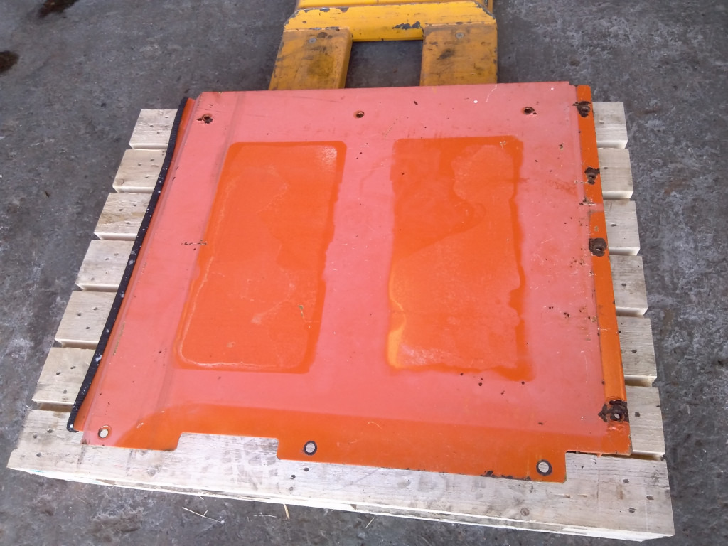 Hitachi EX215 - - باب و قطع الغيار - آلات البناء: صورة 2 Hitachi EX215 - - باب و قطع الغيار - آلات البناء: صورة 2