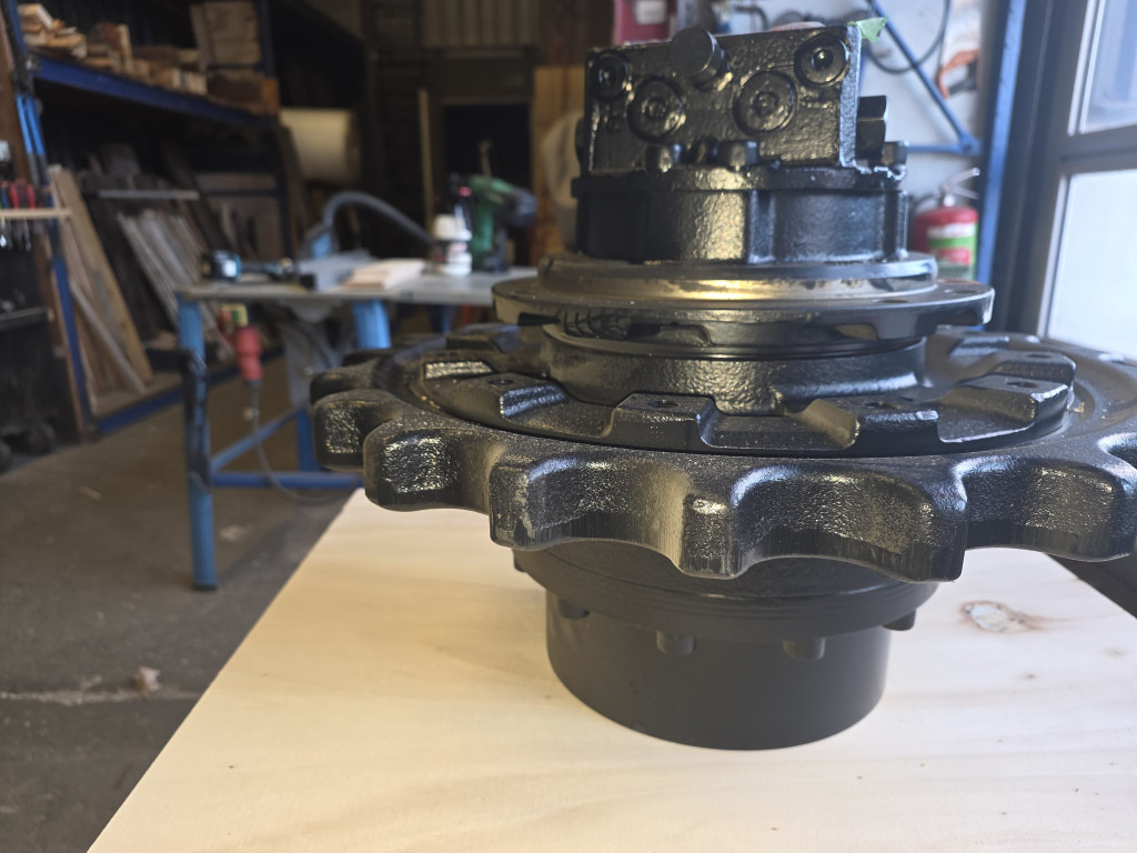 Hitachi YD60000921 - YD00011952 - محرك السفر - آلات البناء: صورة 3 Hitachi YD60000921 - YD00011952 - محرك السفر - آلات البناء: صورة 3