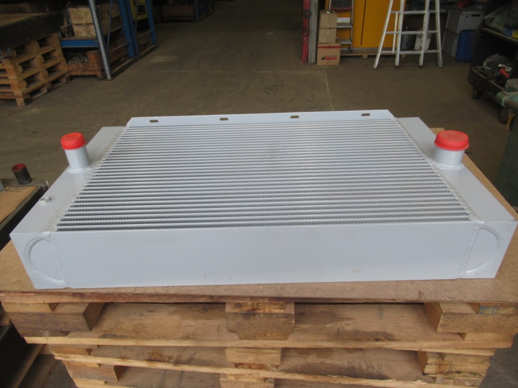 New Holland 6904526 - مبرد المحرك - آلات البناء: صورة 1 New Holland 6904526 - مبرد المحرك - آلات البناء: صورة 1