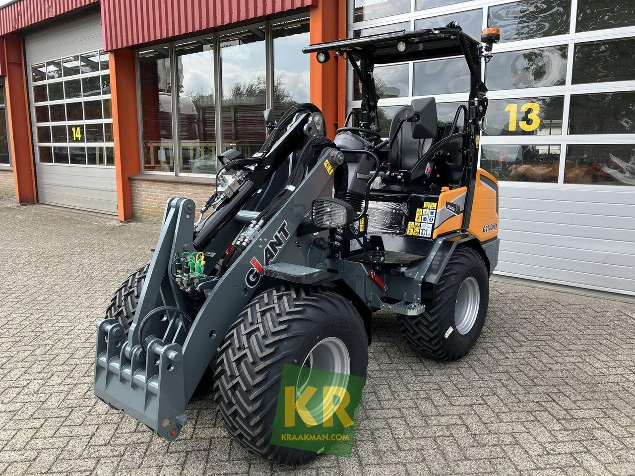 G2700 HD Giant - لودر مفصلي صغير: صورة 1 G2700 HD Giant - لودر مفصلي صغير: صورة 1