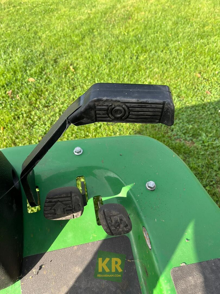 John Deere 1580 - جزازة أعشاب الحدائق: صورة 5 John Deere 1580 - جزازة أعشاب الحدائق: صورة 5
