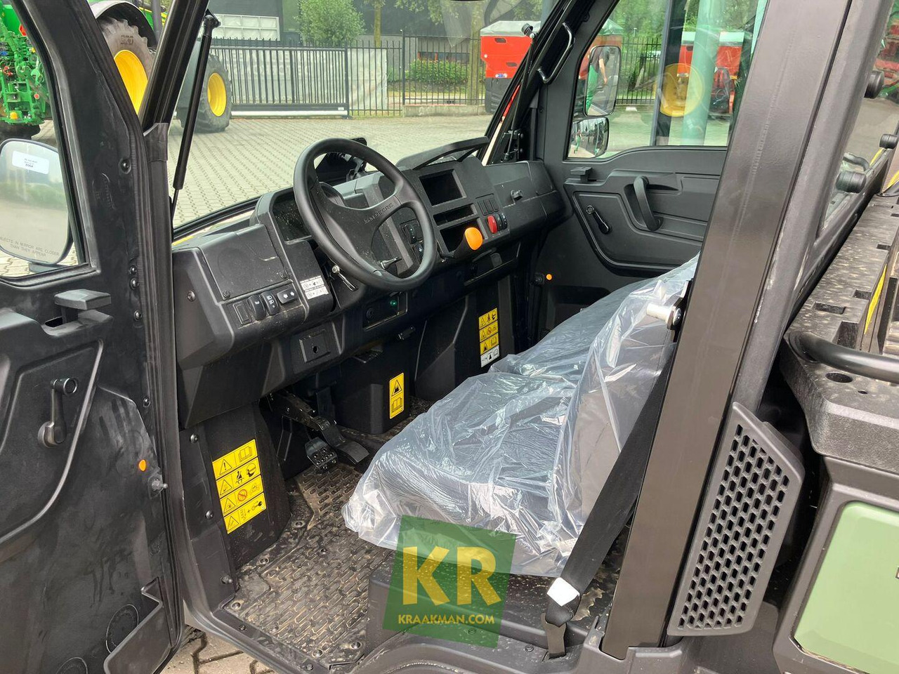 John Deere XUV875M - مركبة لجميع التضاريس: صورة 4 John Deere XUV875M - مركبة لجميع التضاريس: صورة 4