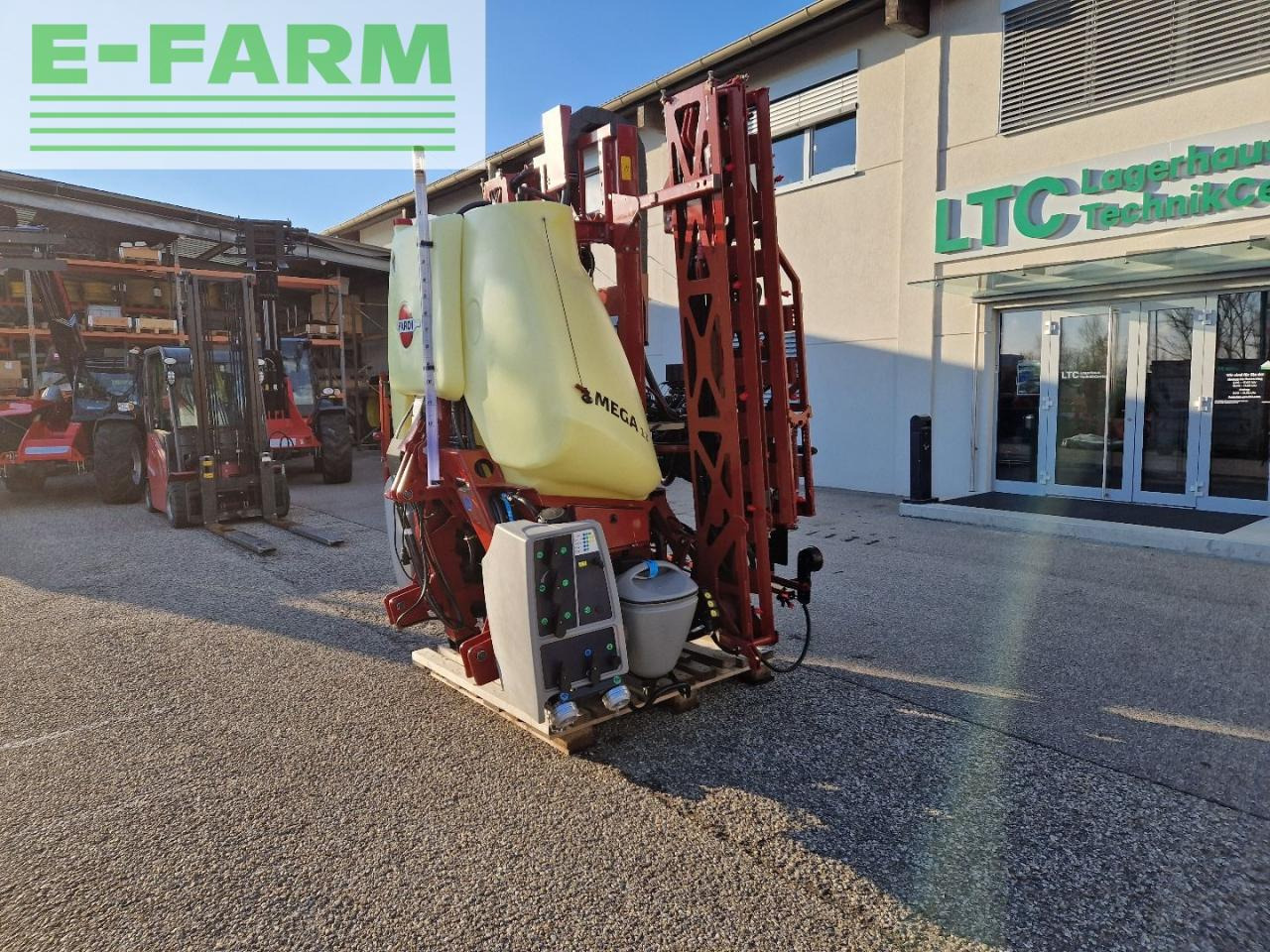 Hardi Mega 12 - بخاخ مركب على الجرار: صورة 1 Hardi Mega 12 - بخاخ مركب على الجرار: صورة 1