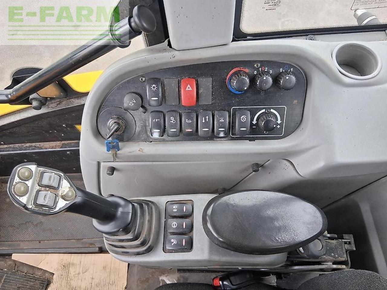 اللودر بعجل JCB tm 320s: صورة 8