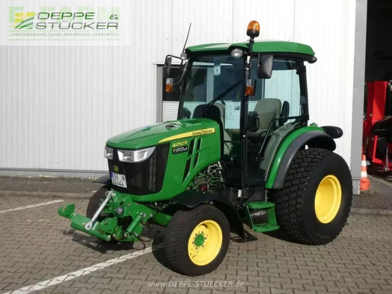 John Deere 4052r - جرار: صورة 1 John Deere 4052r - جرار: صورة 1