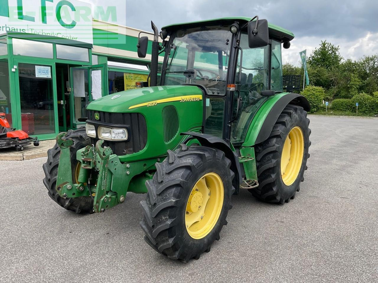John Deere 5820 - جرار: صورة 1 John Deere 5820 - جرار: صورة 1