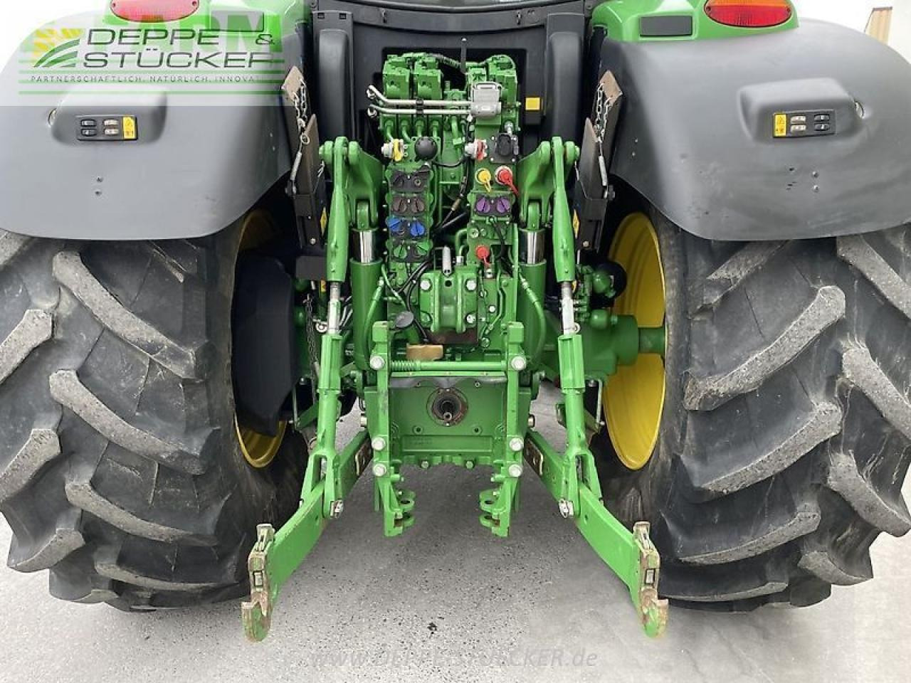 جرار John Deere 6215r: صورة 11