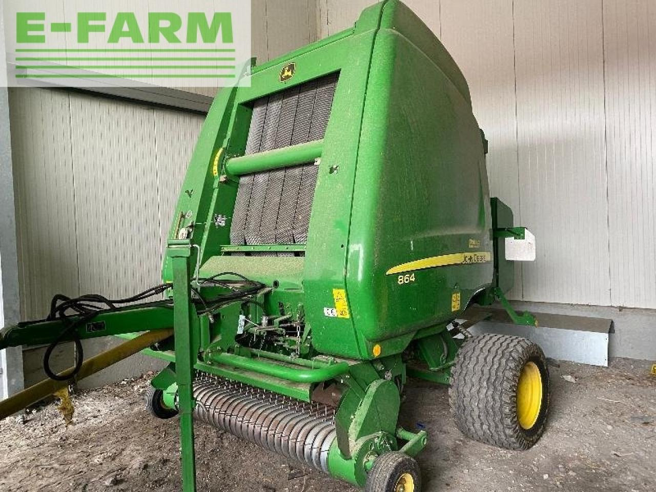 John Deere 864 - مكبس البالات المستطيله: صورة 1 John Deere 864 - مكبس البالات المستطيله: صورة 1