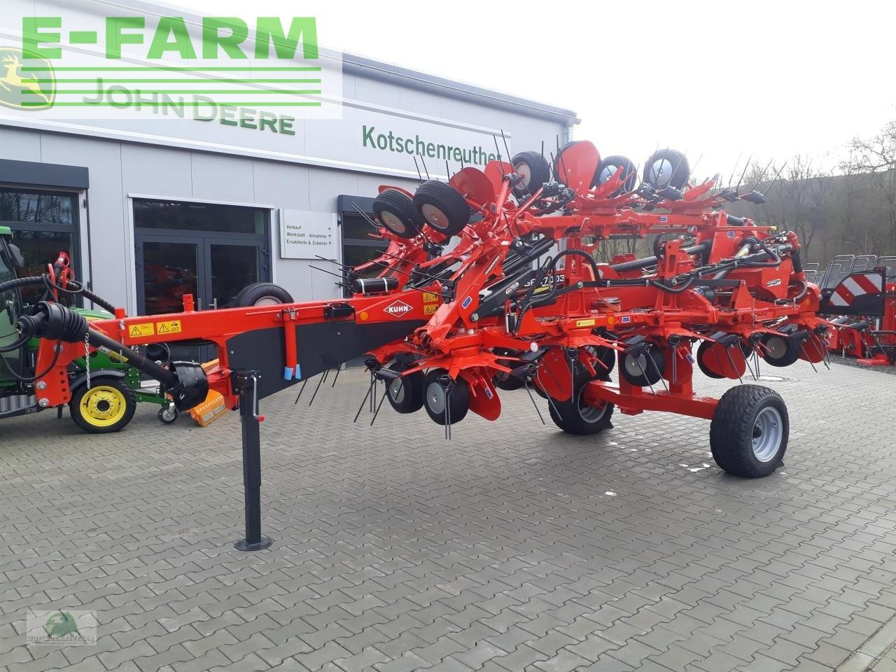 Kuhn gf 17003 t - آلة تيبيس العشب/ آلة جمع العشب: صورة 1 Kuhn gf 17003 t - آلة تيبيس العشب/ آلة جمع العشب: صورة 1