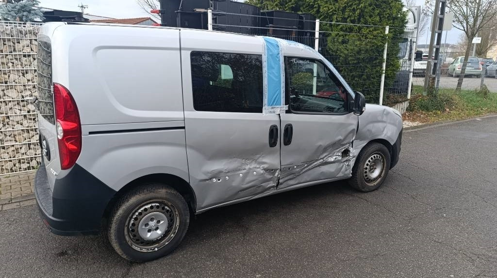 Opel Combo Kastenwagen Transp. Seitenschaden fahrbereit - شاحنة مغلقة الصندوق: صورة 3 Opel Combo Kastenwagen Transp. Seitenschaden fahrbereit - شاحنة مغلقة الصندوق: صورة 3