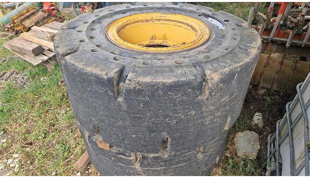 Big Vollgummi Räder 20,5 x 25 mit Volvo Felgen - إطارات: صورة 1 Big Vollgummi Räder 20,5 x 25 mit Volvo Felgen - إطارات: صورة 1