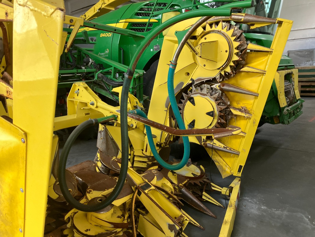 John Deere 8400i mit Kemper 360 und Pick-Up 639 - حصادة: صورة 5 John Deere 8400i mit Kemper 360 und Pick-Up 639 - حصادة: صورة 5
