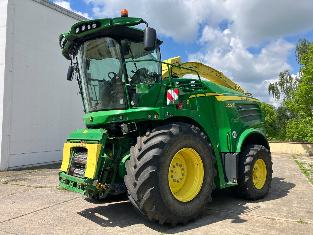 John Deere 8400i mit Kemper 360 und Pick-Up 639 - حصادة: صورة 1 John Deere 8400i mit Kemper 360 und Pick-Up 639 - حصادة: صورة 1
