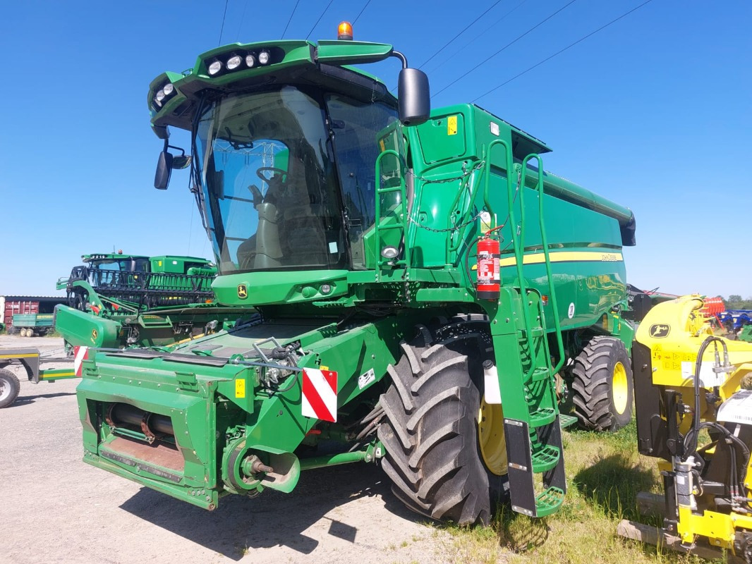 John Deere T550 - حصادة موحَّدة: صورة 1 John Deere T550 - حصادة موحَّدة: صورة 1