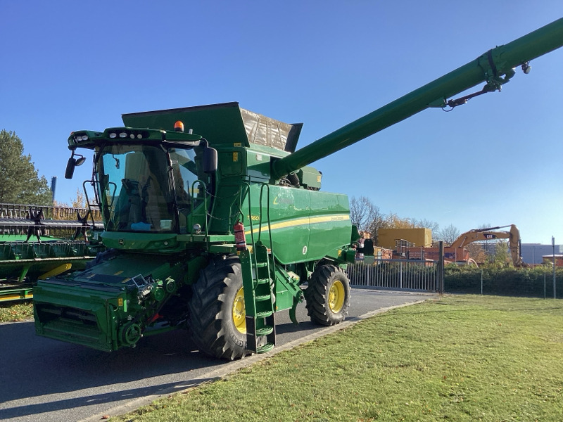 John Deere T660i mit 630X Schneidwerk - حصادة موحَّدة: صورة 1 John Deere T660i mit 630X Schneidwerk - حصادة موحَّدة: صورة 1