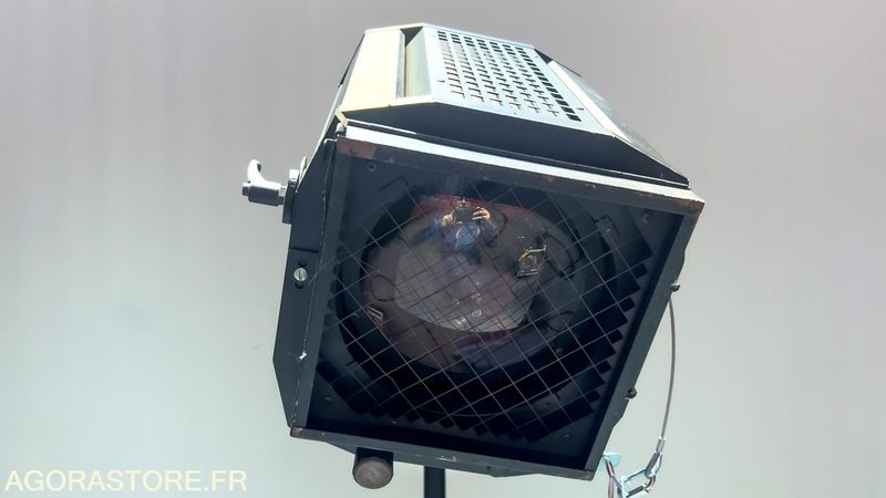 1 projecteur "plans convexe PC RJ 2 KW" - الأدوات والمعدات: صورة 3 1 projecteur "plans convexe PC RJ 2 KW" - الأدوات والمعدات: صورة 3