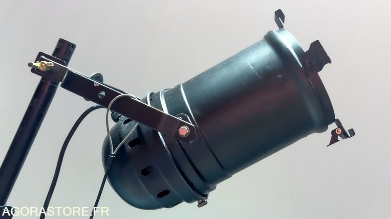 1 projecteur "traditionnel iconique PAR64" - الأدوات والمعدات: صورة 2 1 projecteur "traditionnel iconique PAR64" - الأدوات والمعدات: صورة 2